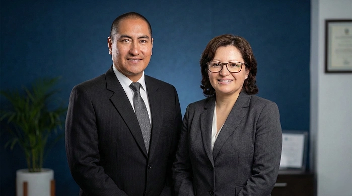 Equipo profesional de consultoría en saneamiento físico-legal de predios posando en oficina